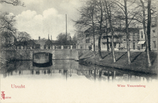 2440 Gezicht op de Wittevrouwenbrug te Utrecht uit het zuiden met rechts de ingang van de Biltstraat; in het midden ...